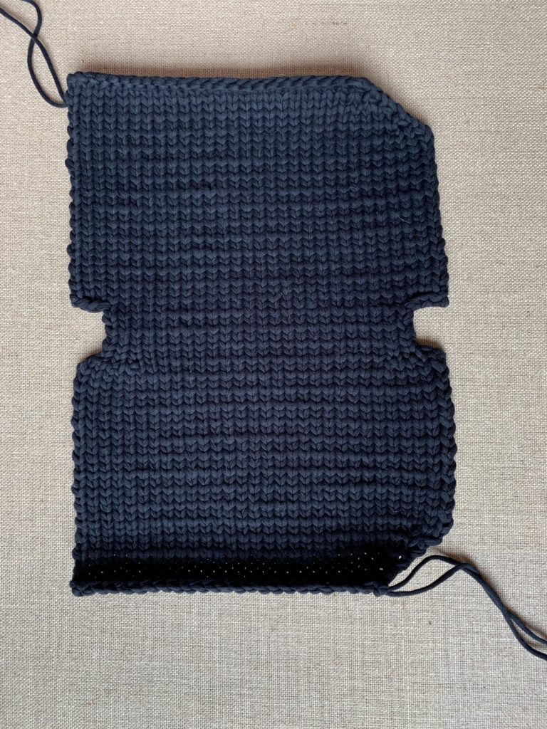 Simple shape to start making the modern knit bag.