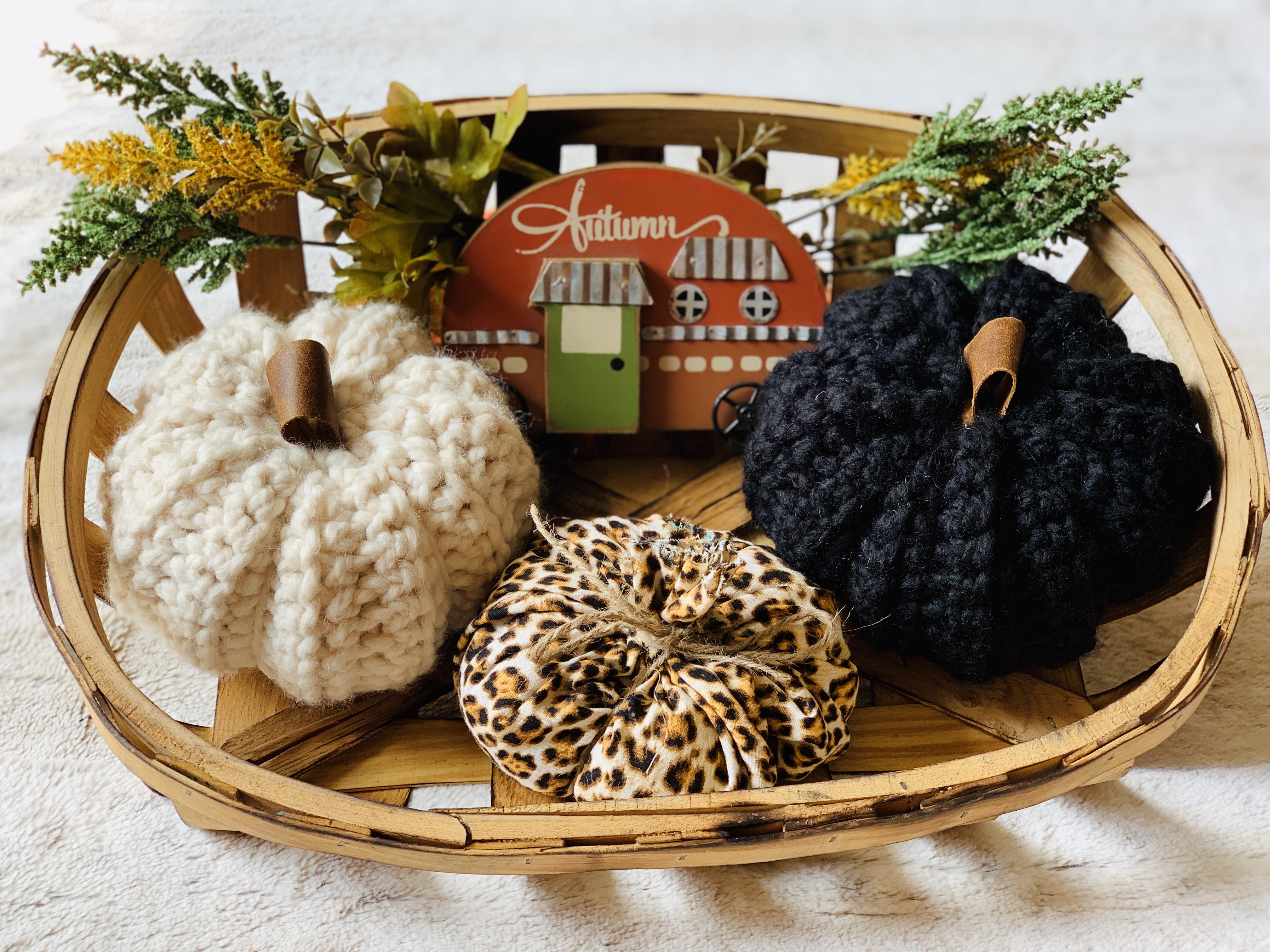Easy Crochet Pumpkins // Free Pattern // Fresh Knack