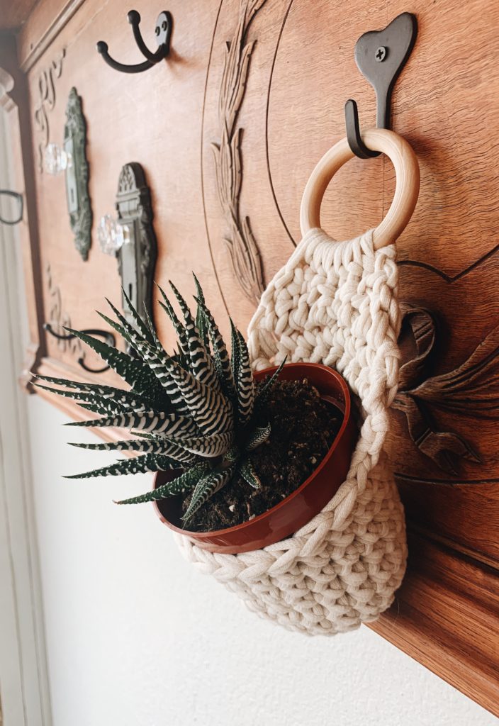 Easy Crochet Plant Holder // Free Pattern // Fresh Knack