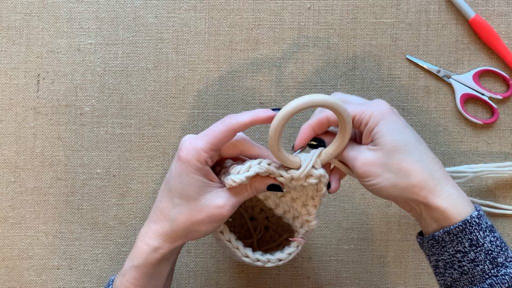 How to attach the hanger to the easy crochet plant holder.