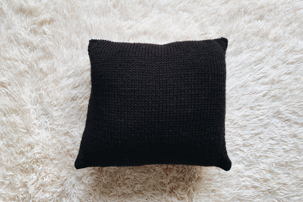Backside of the modern knit pillow pattern.