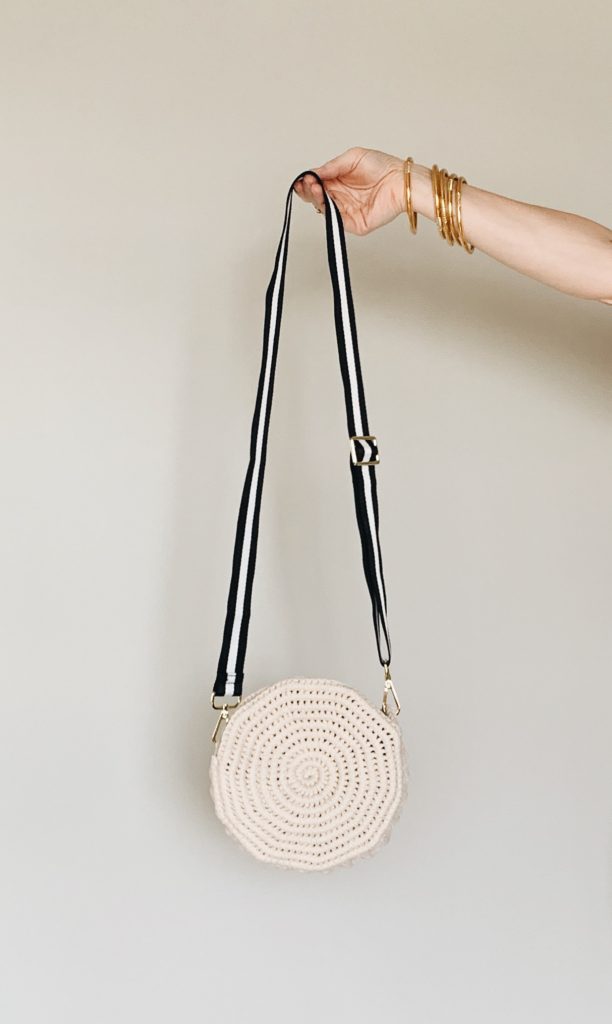 Buying a strap creates a different and more modern look to this easy summer crochet bag.